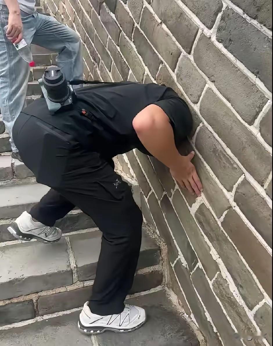 一个解释不通的事情：
“一男子爬八达岭长城，把头伸进城墙垛口拍外面的风景，伸进去