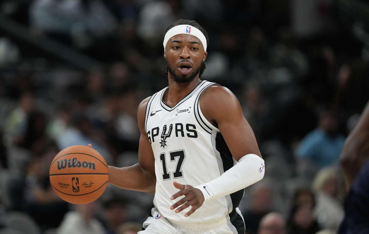 马刺裁掉场均17分的后卫，签下一个数据更低的本地人——但这笔账算得比谁都精明。