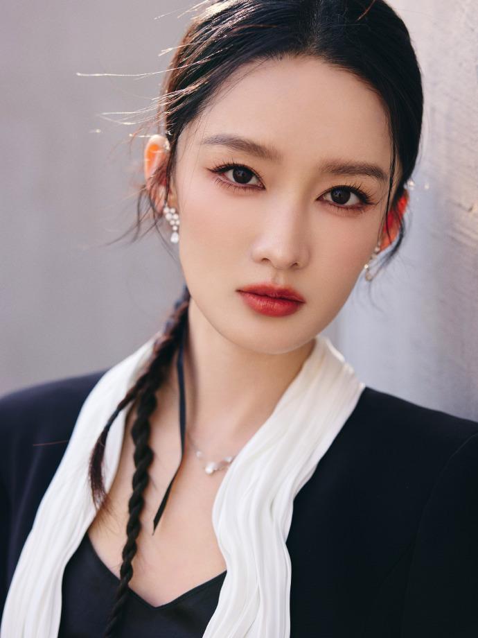 #李沁高定# 李沁新高定🈶，这次这个造型真的好有亮点啊，非常的吸眼，黑西装配飘