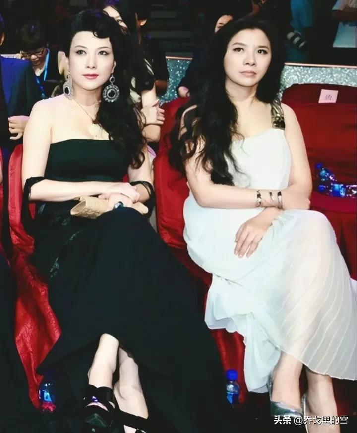 大家认出来这二位是谁了吗？原来是大脚娘和女匪首李月桂。

没想到大脚娘迟蓬老师年