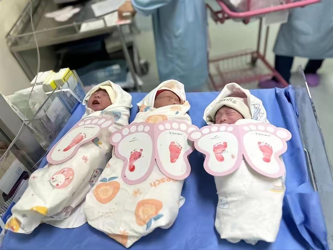 上海一位富商在儿子婚礼上当众拍板：生儿子奖188万，生女儿奖66万，没想到儿媳竟