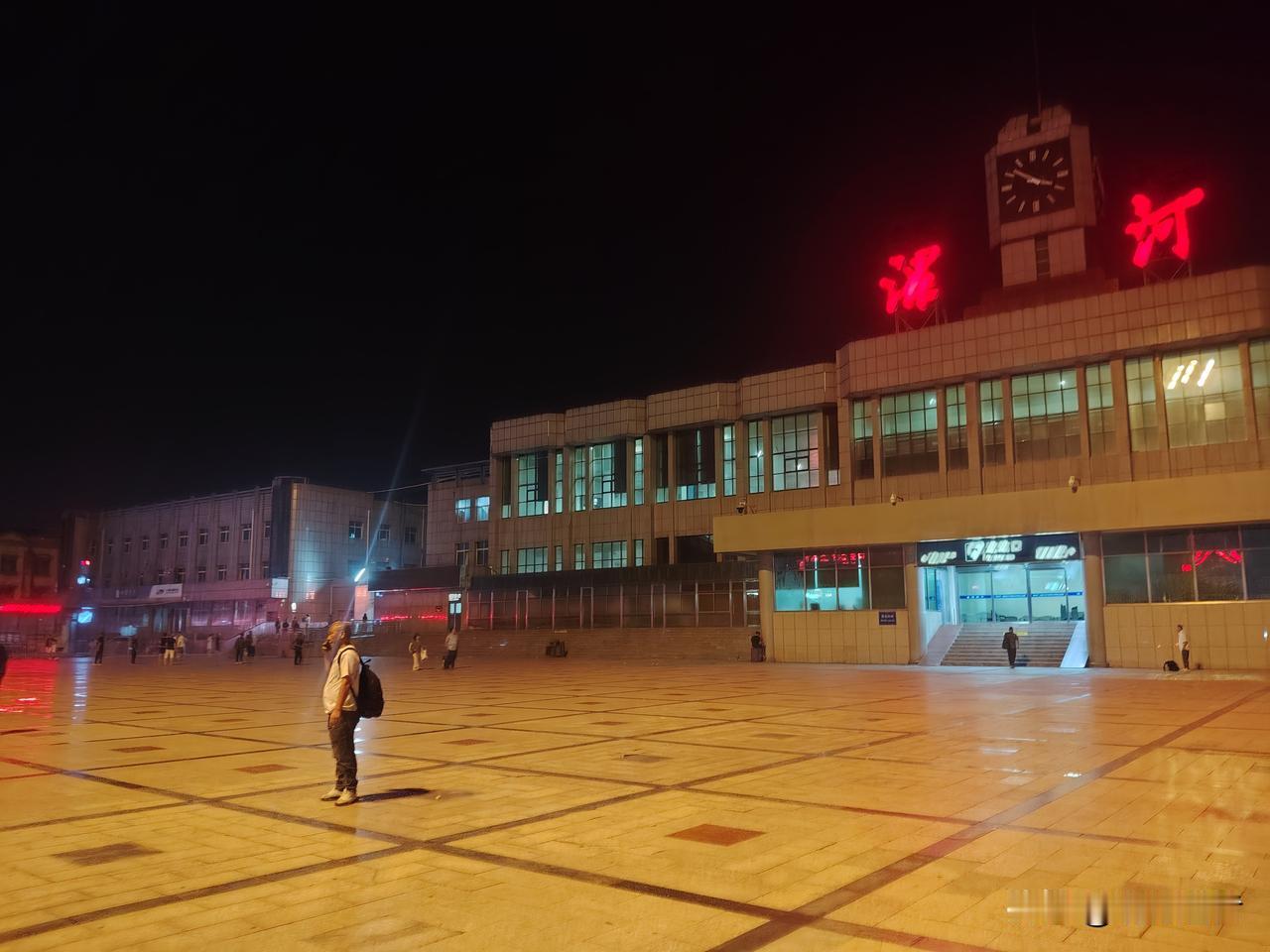 现在在城市里风餐露宿不容易，分分钟会有人赶你走，因为有管理要求，就算是深夜没人来