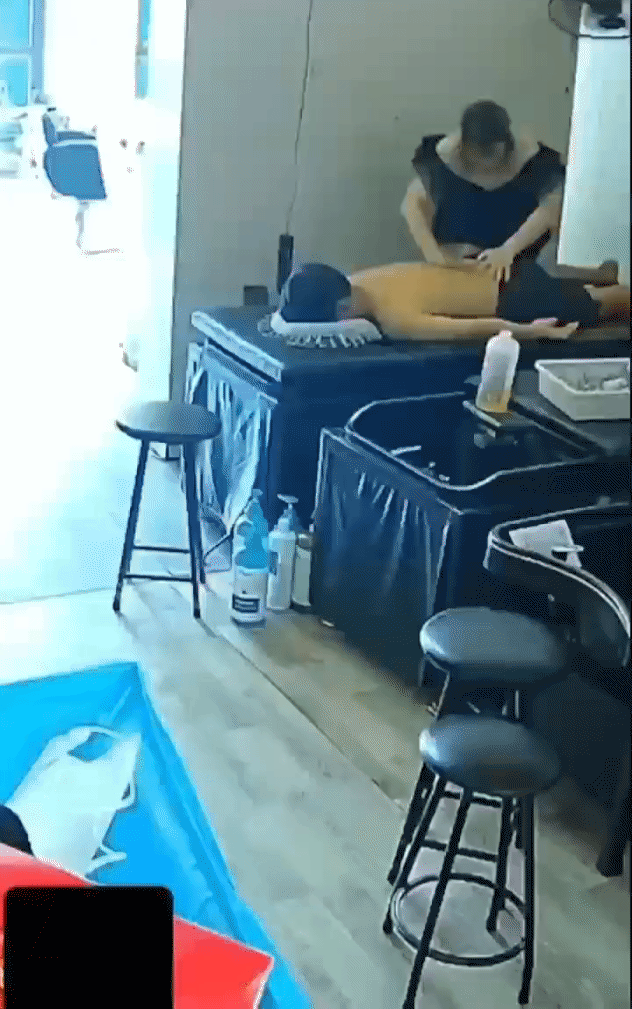 这哥们估计这辈子也不敢来这家店了，这大体格要真踩背上，那还得了？[笑哭]
