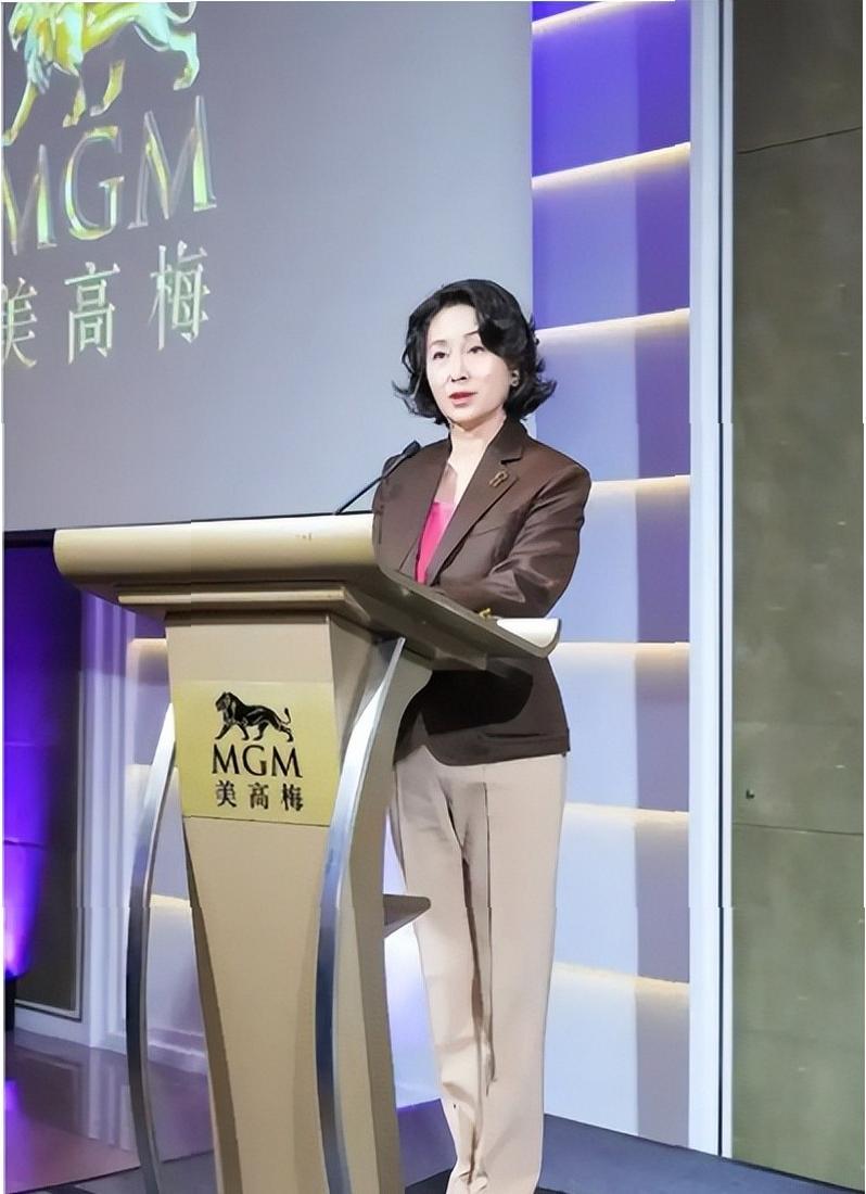 赌王千金何超琼，突然把美高梅国际股份5天全抛光，套现约11亿！别瞎传她"跑路"，