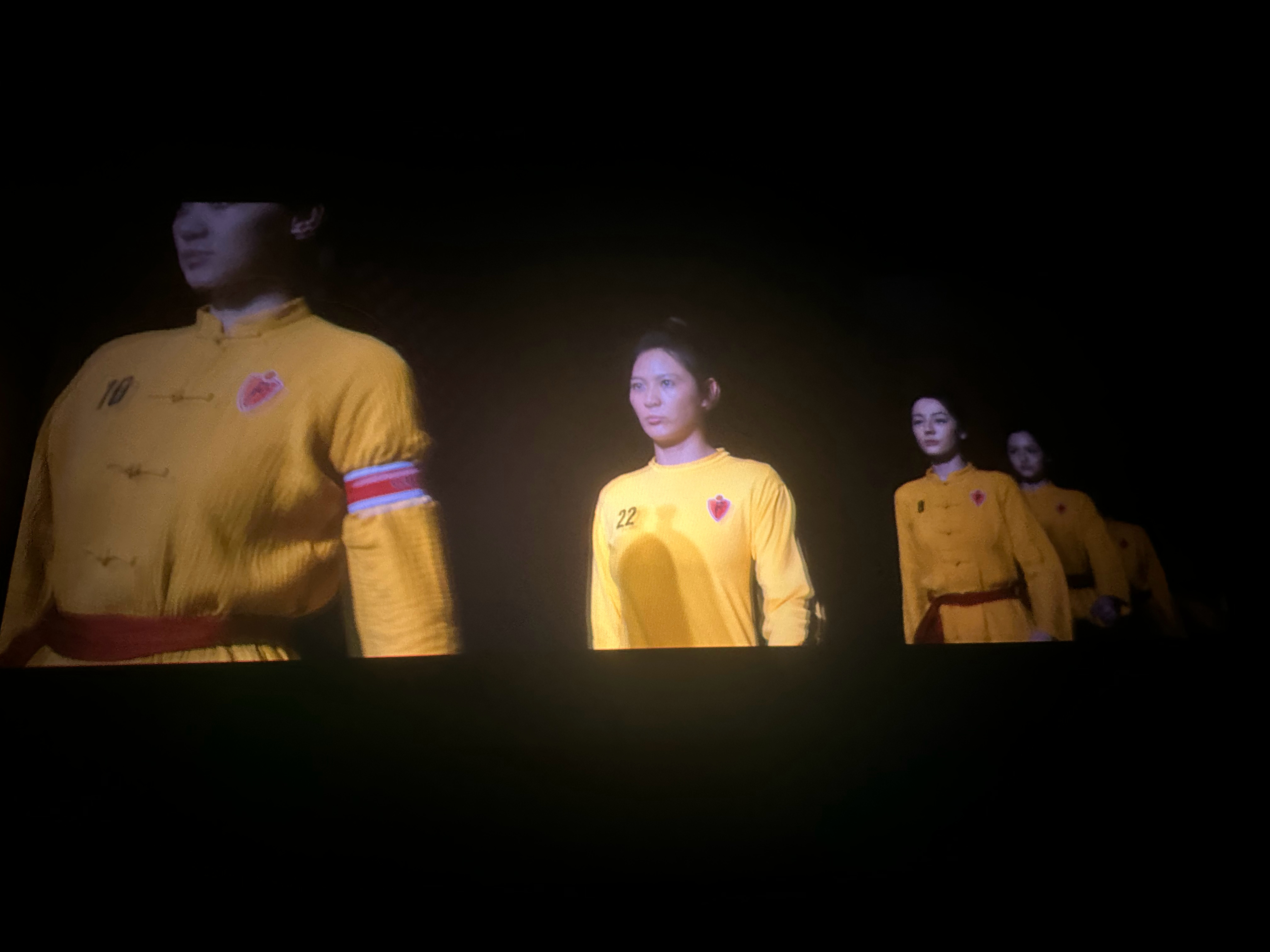 “踢球就是为了踢球”“再要突破要的不是斗志，而是平静。”可能和《少林足球》相较而