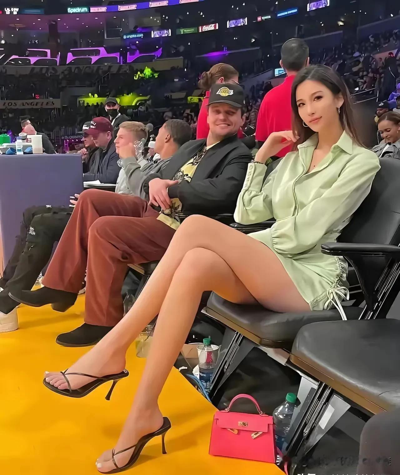 这个女人是谁，为什么每次NBA比赛，她都能享受前排的待遇？