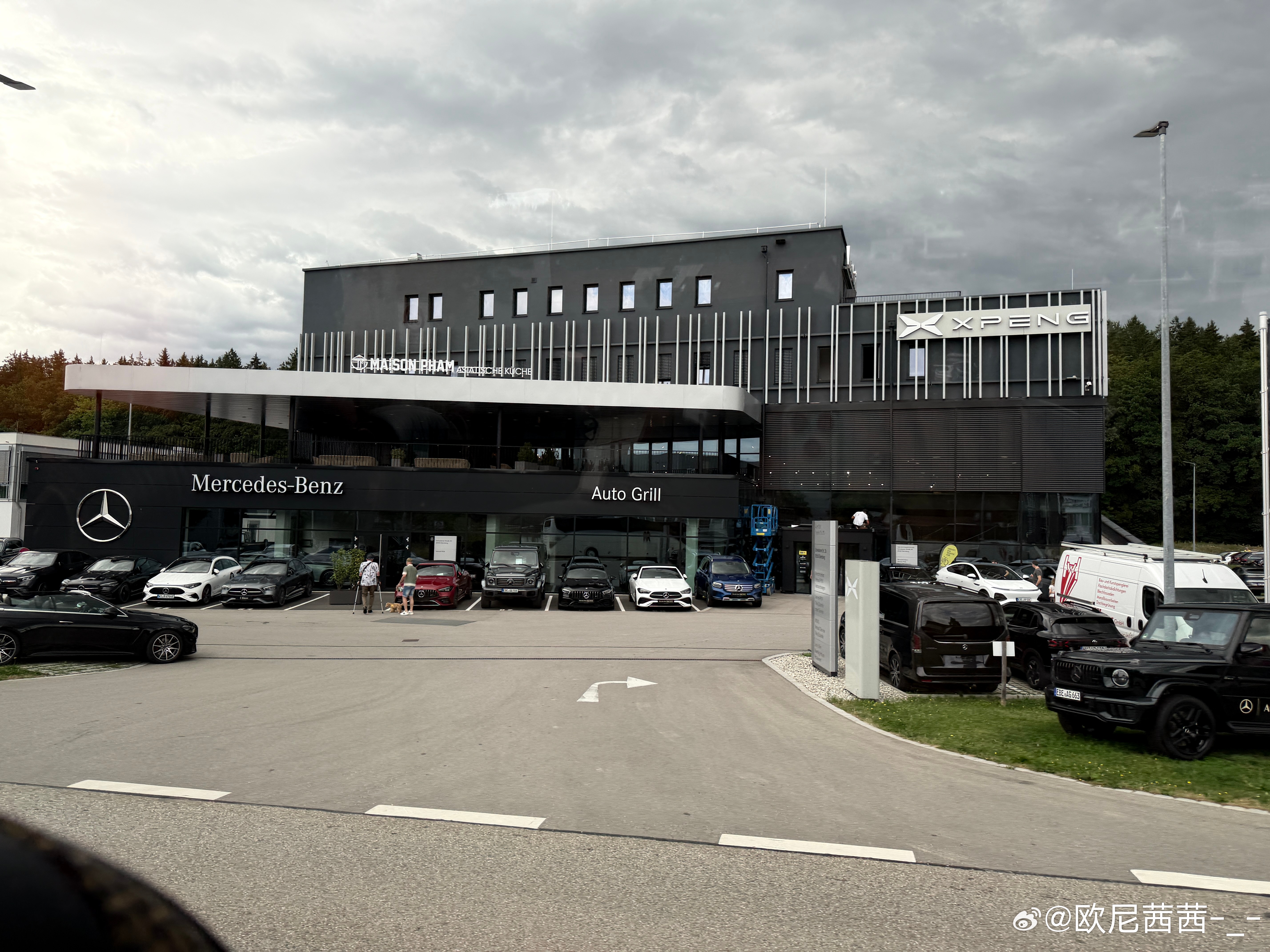 奔驰也是好起来了，在小鹏旁边小鹏汽车 德国