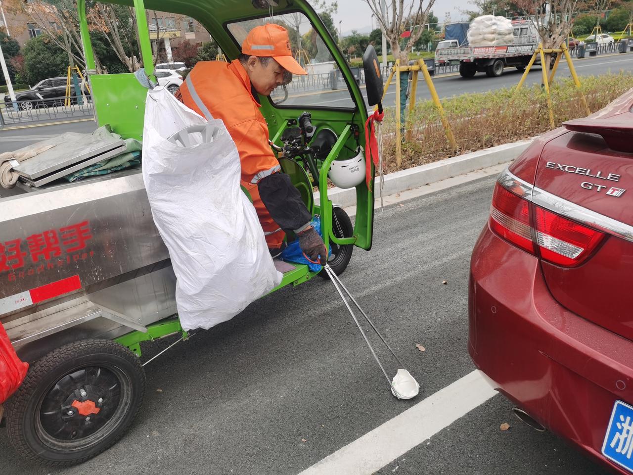 大家发现没有，当你走在城市的大街小巷，发现路面总是干干净净，不见瓶瓶罐罐、垃圾纸