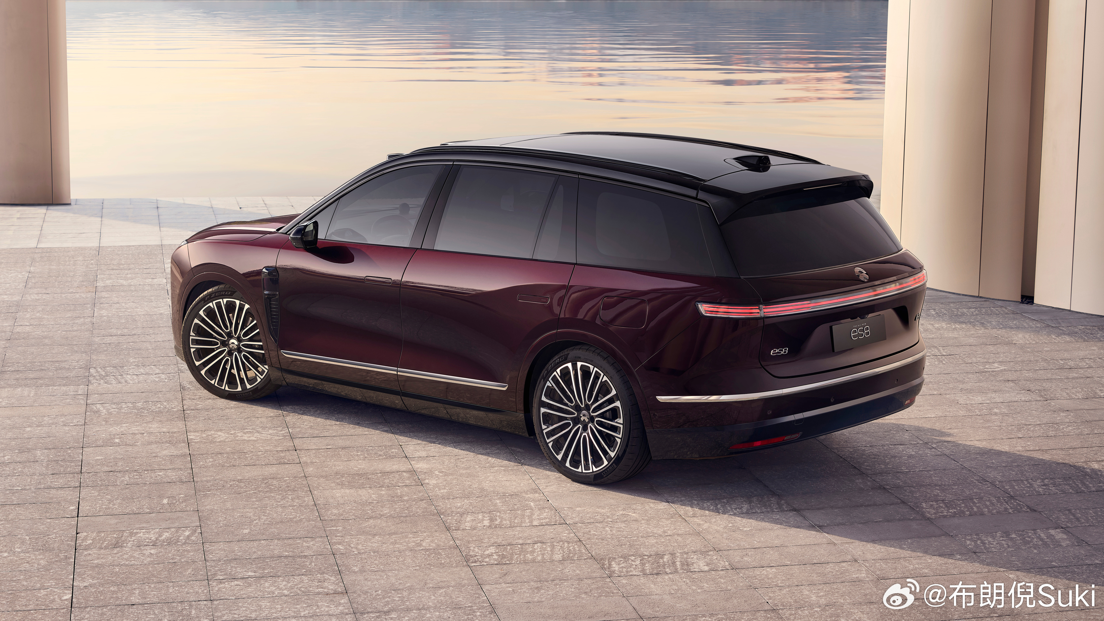 蔚来的审美我是一直很佩服的，给ES8出了个新车色叫M42星云红，深邃又高级。官方
