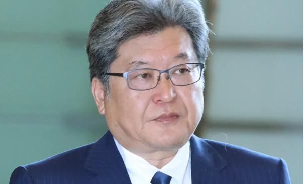 12月21日，萩生田光一的脚刚落地台北，这就不是什么“窜访”，这是在往中国的枪口