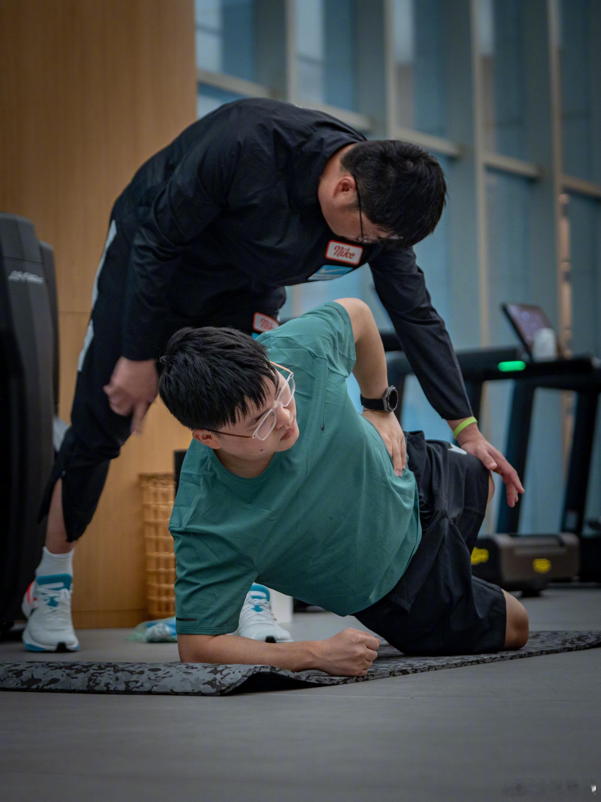 #Uzi也在练#卧槽 当年那个宿舍战神  身材练的这么好了啊[二哈][二哈][二