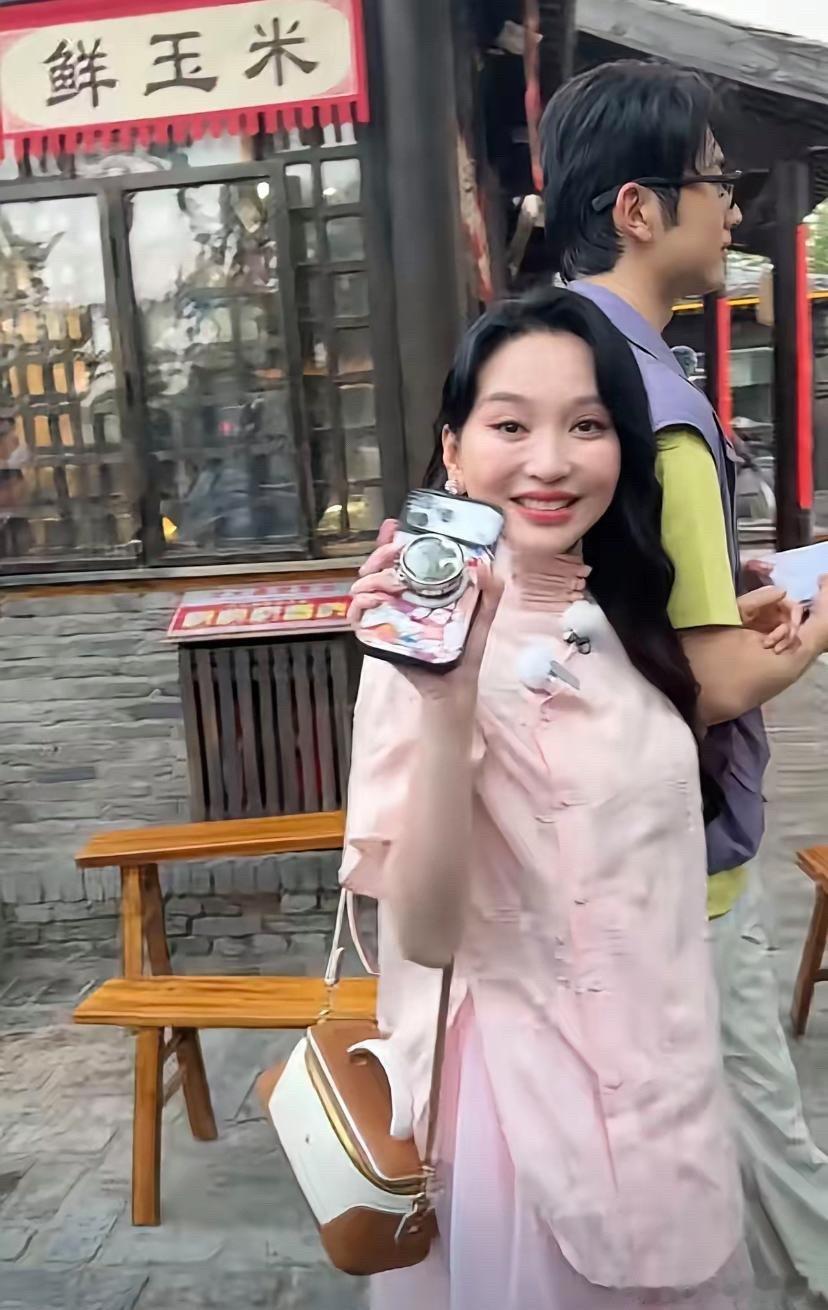 原来45岁的金莎真实状态长这样到底是岁月不败美人啊！保养的很到位，看着跟小姑娘没
