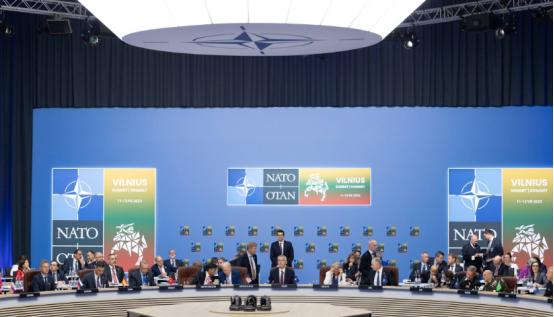 一个在世界上混了77年的国际大组织北约，居然被一个人拿捏得死死的，为了不跟特朗普