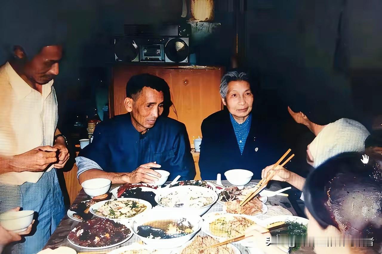 这是九十年代曾志来到农村看望自己的长子石来发。此时，石来发早已是地地道道的农民。