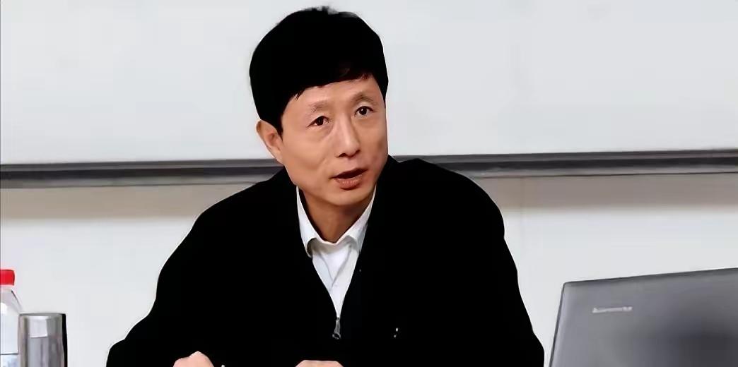 南开大学有个老师，叫艾跃进。
他说过一句话，我每次想起来，后背都发凉：
“让工人