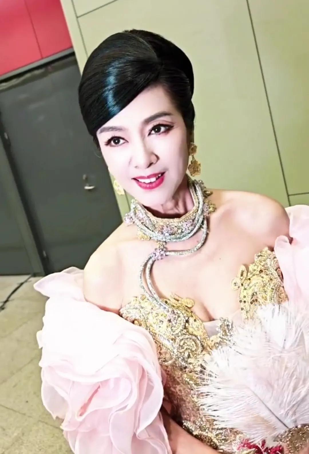 老了就是老了，70岁米雪的手和脖子出卖了年龄。

或许由于现在年轻艺人们的乏善可