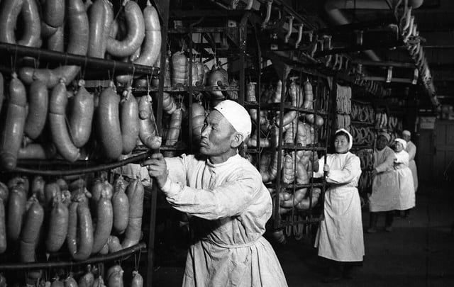 1940年代，苏联乌兰乌德（布里亚特首府）肉类加工厂的香肠生产车间。 
