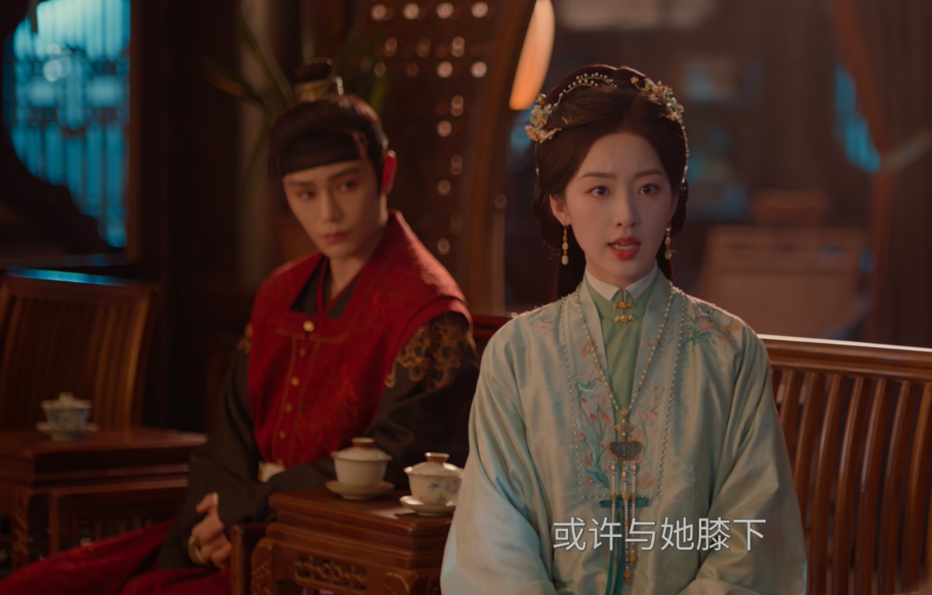 小凌妹在芸哥后面好娇俏哦