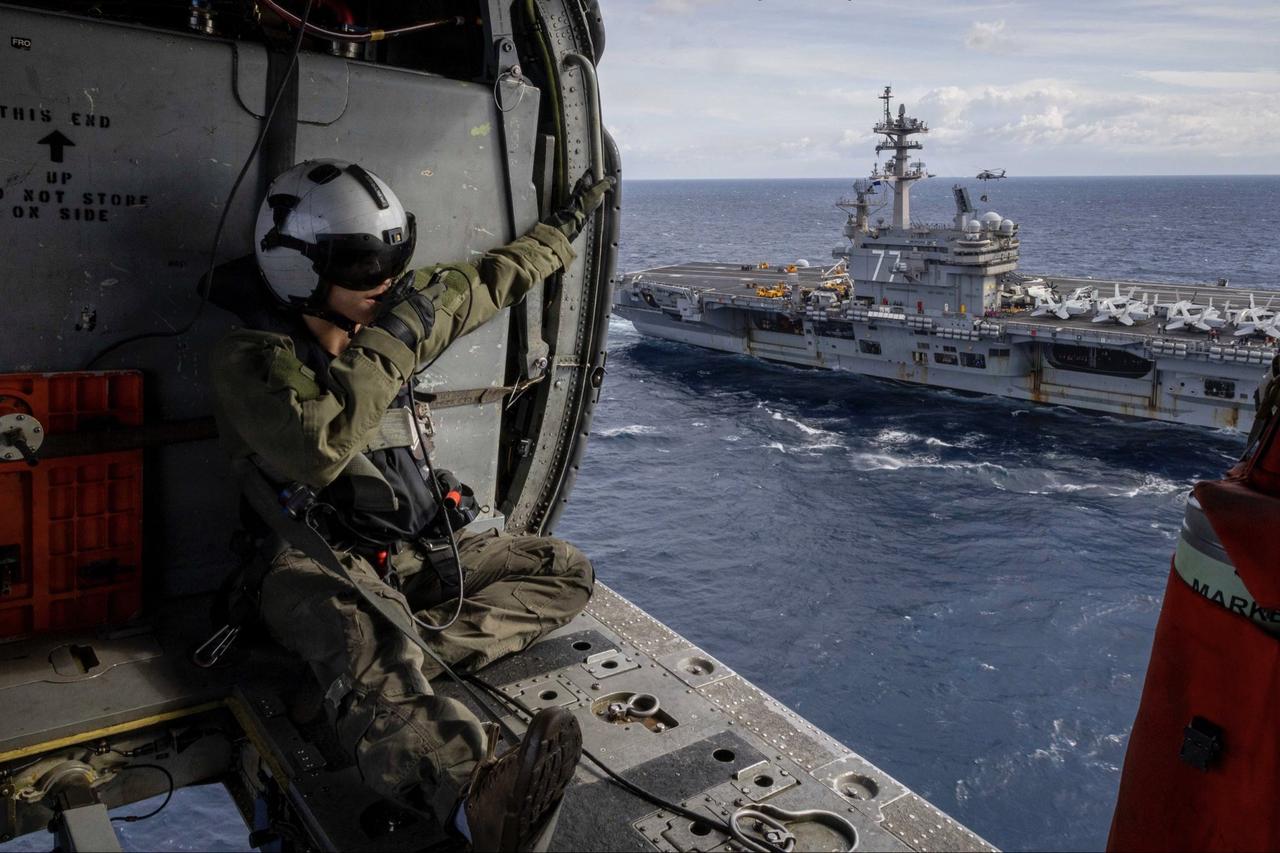 老布什号航舰进行补给作业