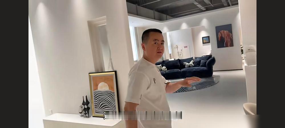 马小跳也曾经是百万粉丝的大V，可是跟人家瑞家装饰的富哥比起来，真是小巫见大巫，纯