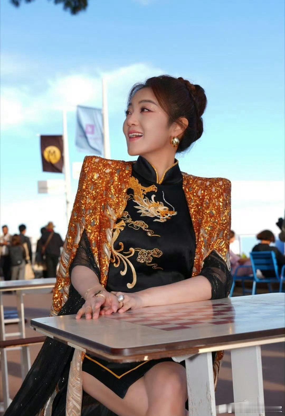 王小玮新歌英雄唱出英雄脊梁嗓音自带穿透力的王小玮，把闻鸡起舞破釜沉舟的豪情唱得淋