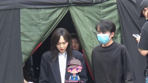 唐嫣眼神好疲惫唐嫣火锅店拍戏路透，双眼无神，笑起来都掩盖不住的疲惫。拍摄结束后去