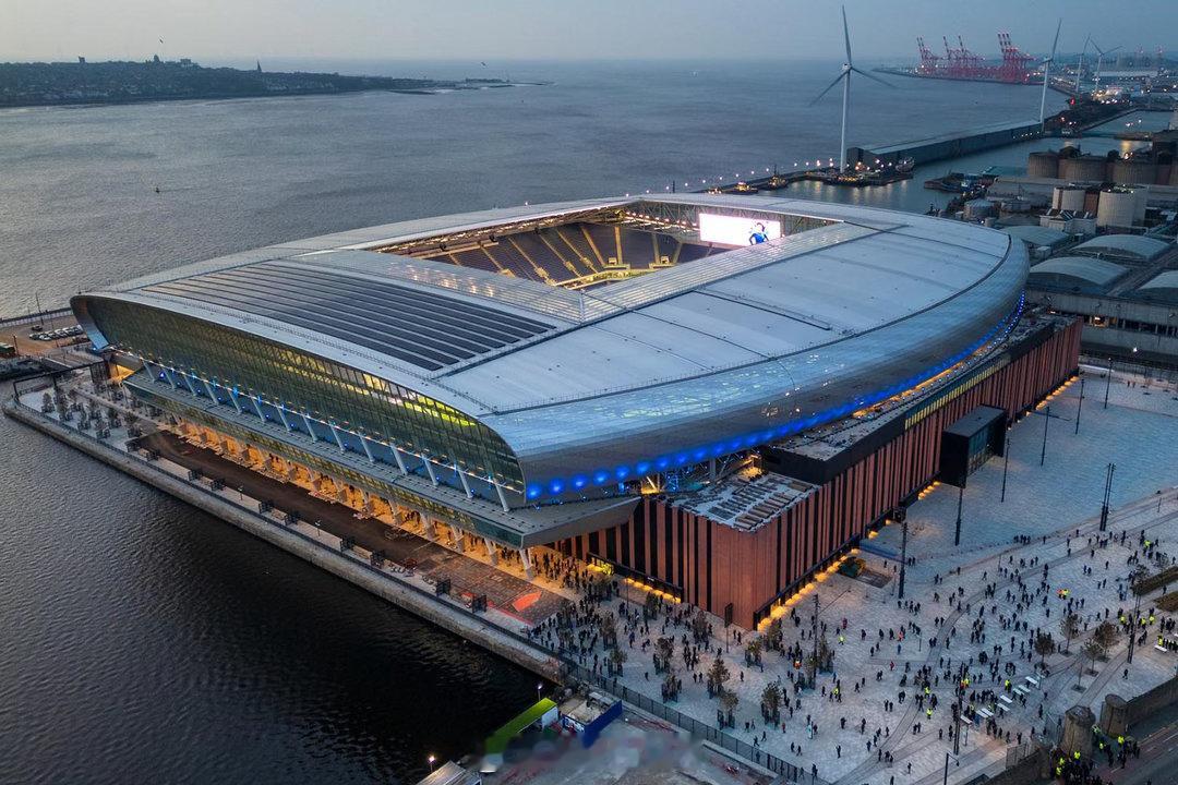 埃弗顿这新主场看起来真不错，5.3万人的容量，据说比赛日收入就可以达到5500万