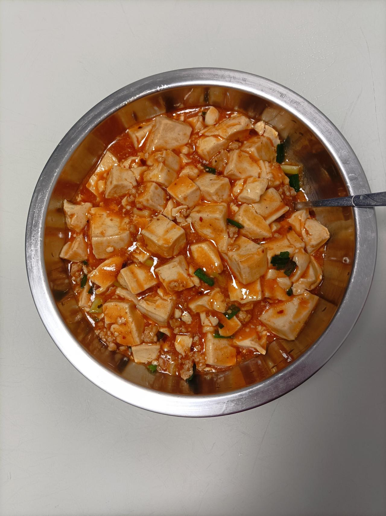 冬日三餐打卡昨天晚上儿子做的晚饭:麻辣豆腐，凉拌鱼腥草，清蒸鱼，炒甜豆，虫草猪肚