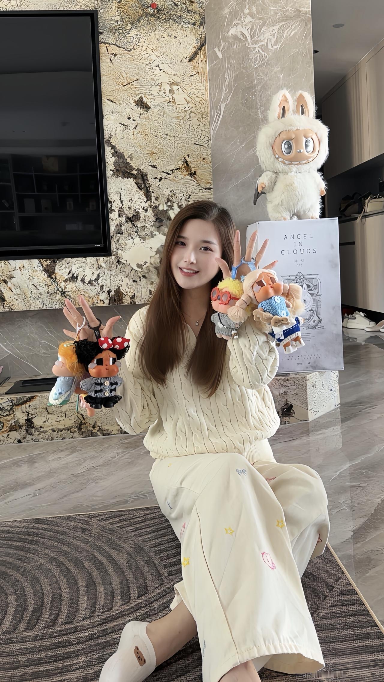 喜欢一切可爱的东西，无论我多大，都有一颗少女心。快乐要加倍，玩偶要成堆，没有哪个