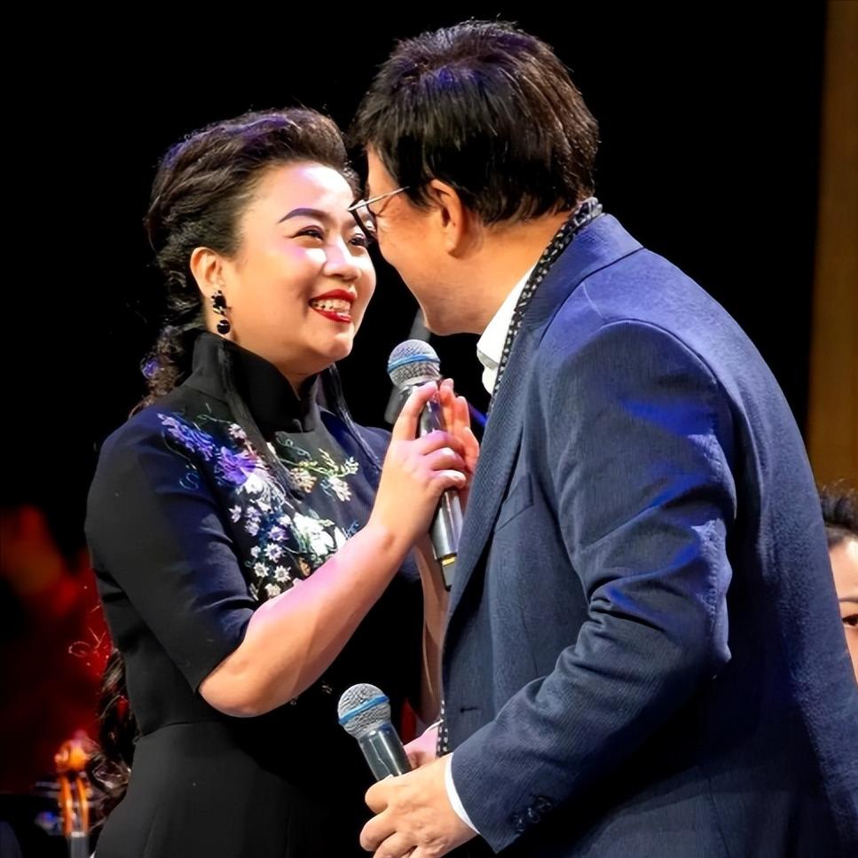 [太阳]2026年春晚彩排现场，吕继宏一句“张也你是不是又胖了”，瞬间点燃全场。