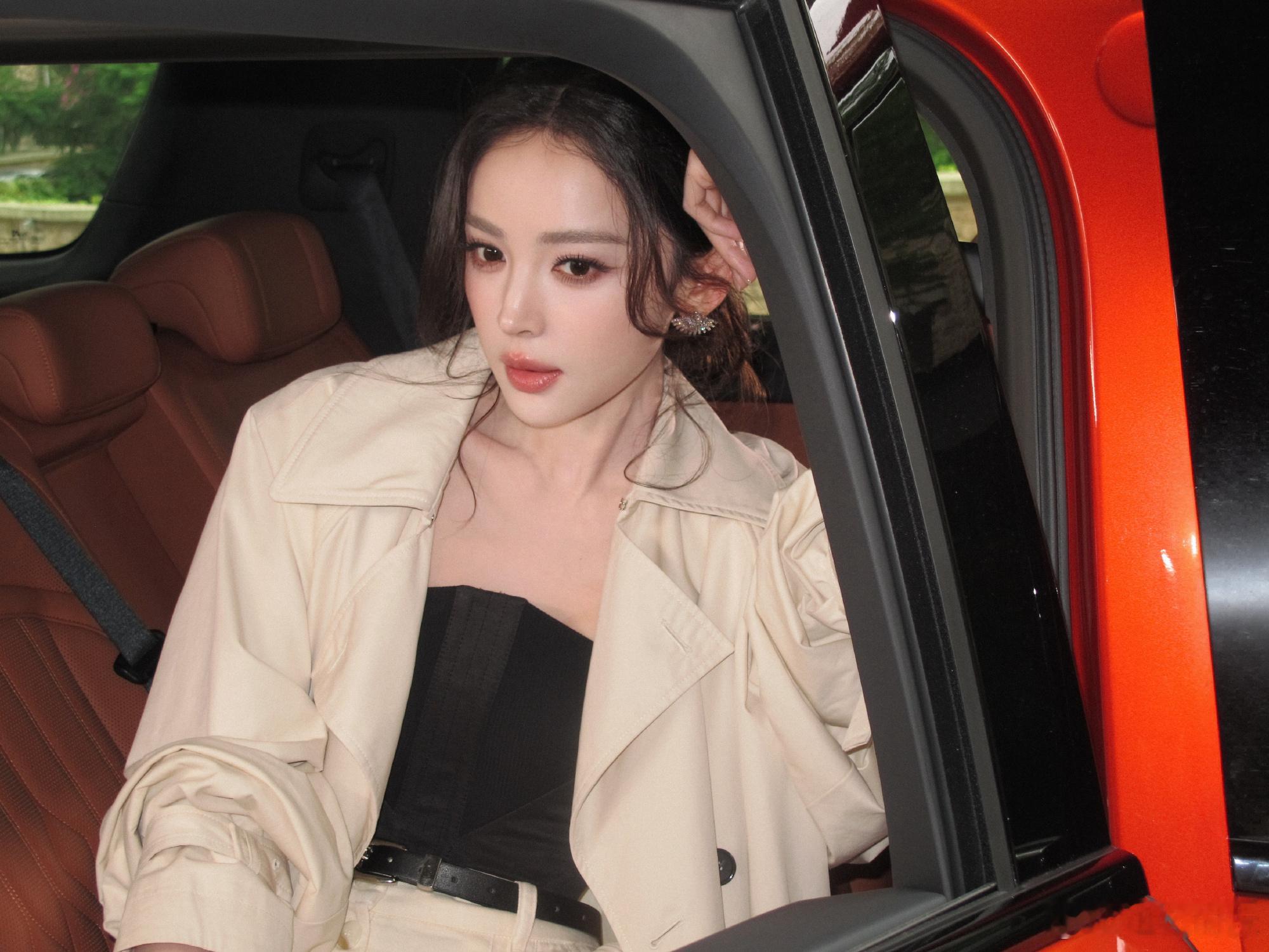 娜扎红皮裙眼镜杀娜扎风衣红裙反差感 把这组图甩进闺蜜群全在刷“这姐的造型是开了挂
