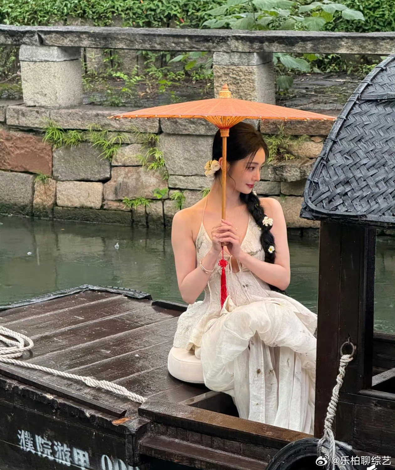 周洁琼美成西施了周洁琼这套造型神来的偶然捕捉的路人镜头，定格住周洁琼独一份的古典