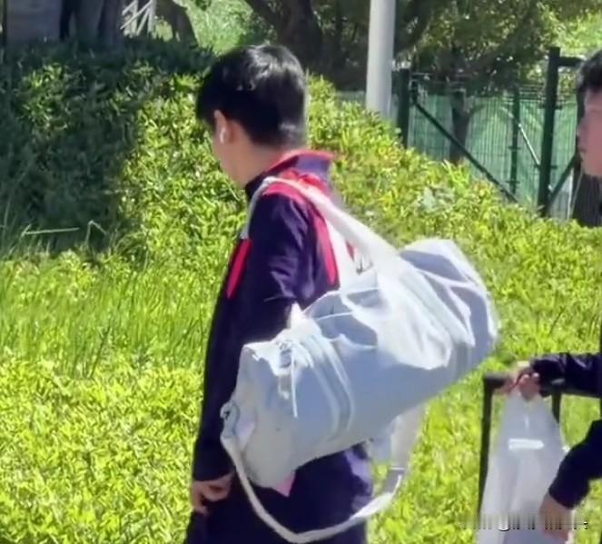 9.21上训莎莎。今天上午莎莎跟着大部队上训。小书包里塞得鼓鼓囊囊的，和范姝涵一