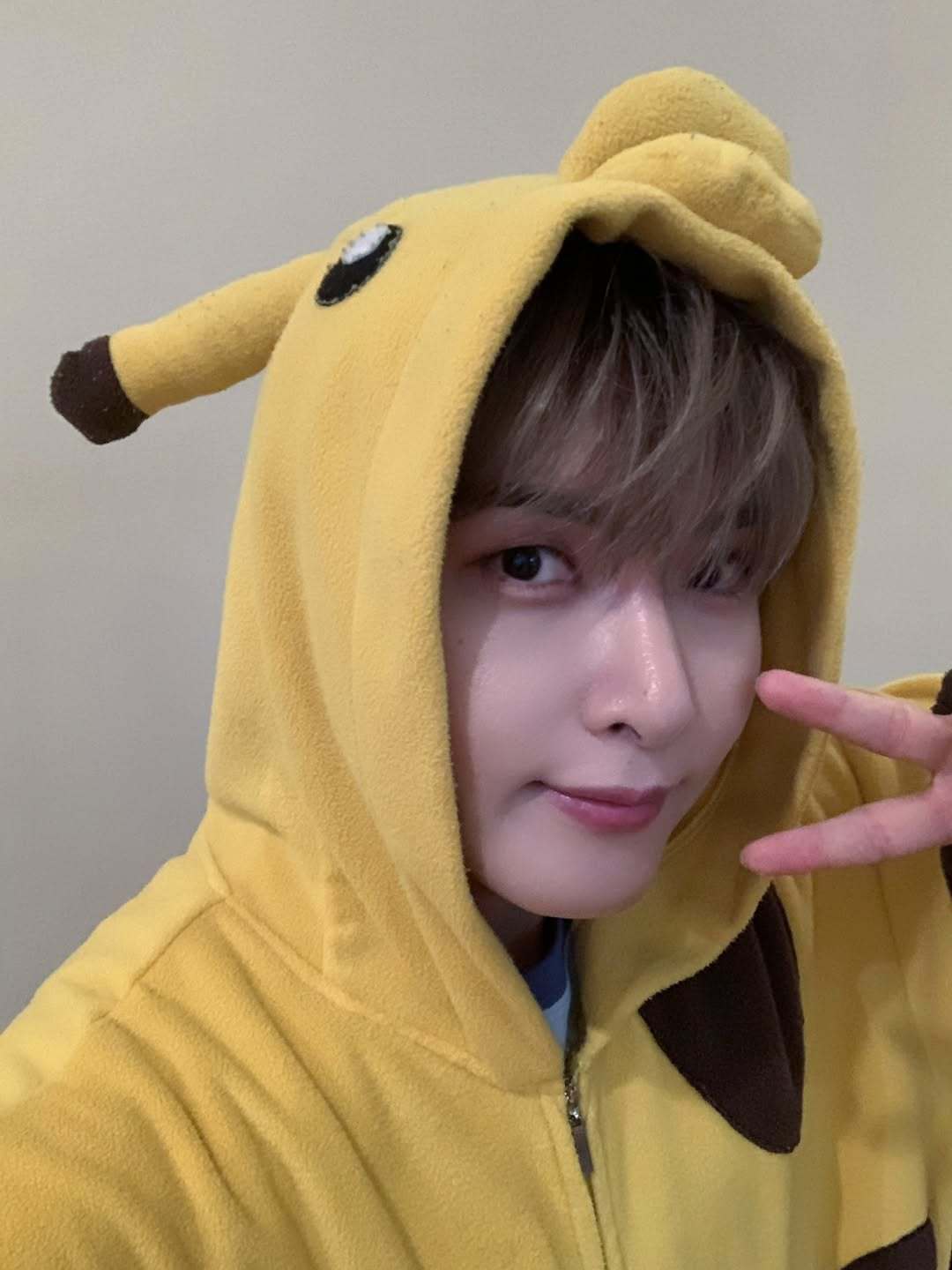 “CB百蓝_。251112 IG更新：🦒 为什么会喜欢上长颈鹿呢? 