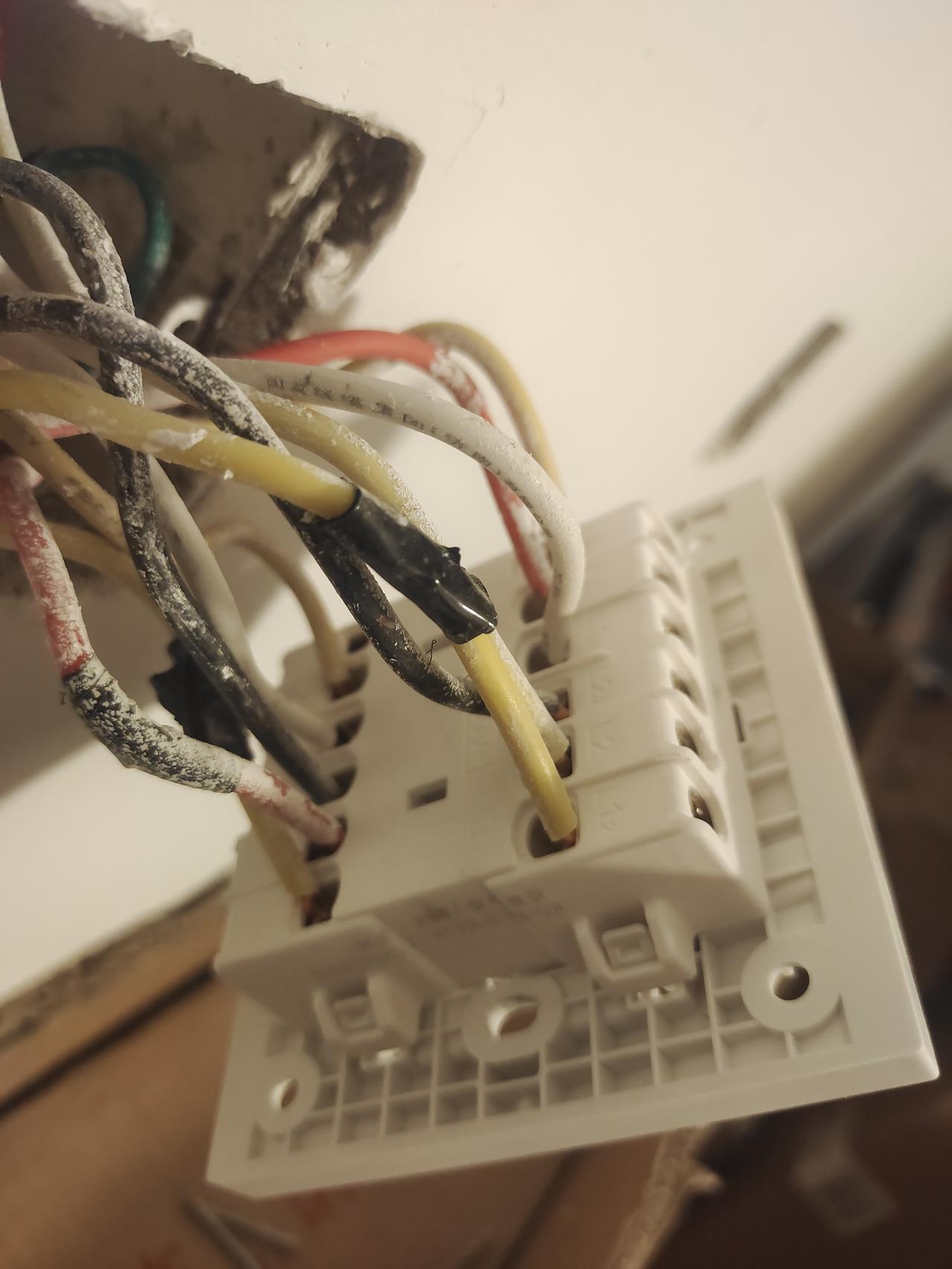 万能的网友，谁知道如何将四开单控开关替换成智能开关，密密麻麻的线，看不懂[捂脸]