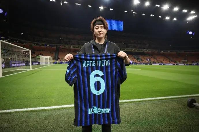 【王濛现身国米vs尤文，获赠6号署名球衣】濛爷太有面子了！出席米兰冬奥会，抽空观