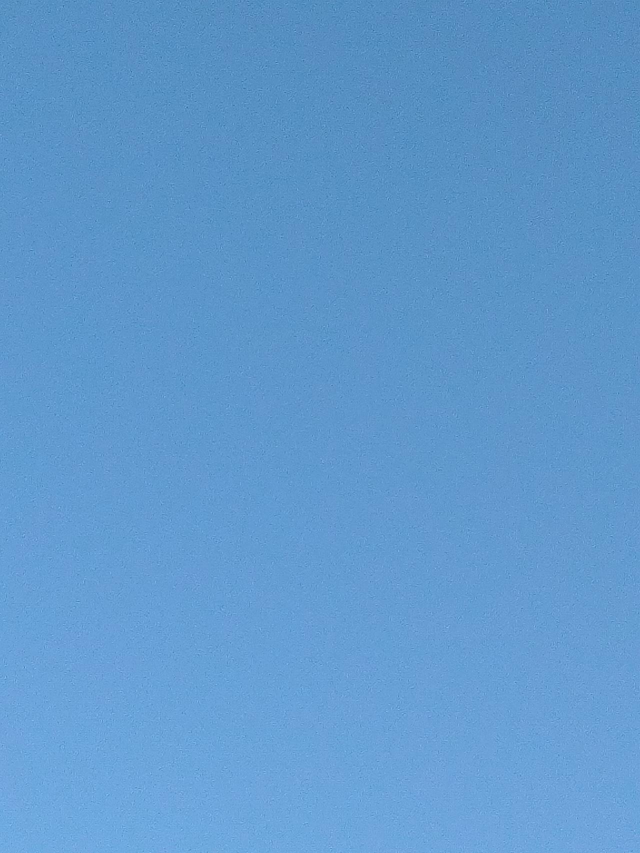 今日的天空虽然是很纯净，一片蓝色的，但是我觉得很美，给你无限的遐想。