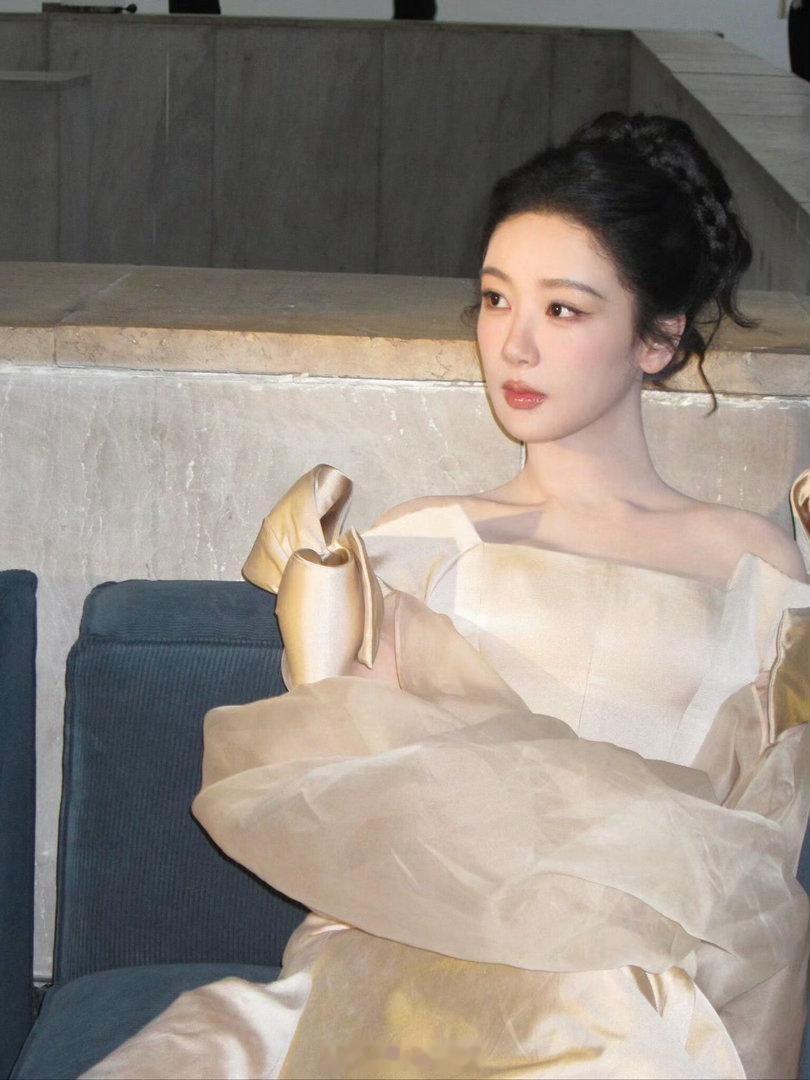 杨紫高珠展待遇汇总好明媚好好看～迪士尼在逃吱吱公主👸 