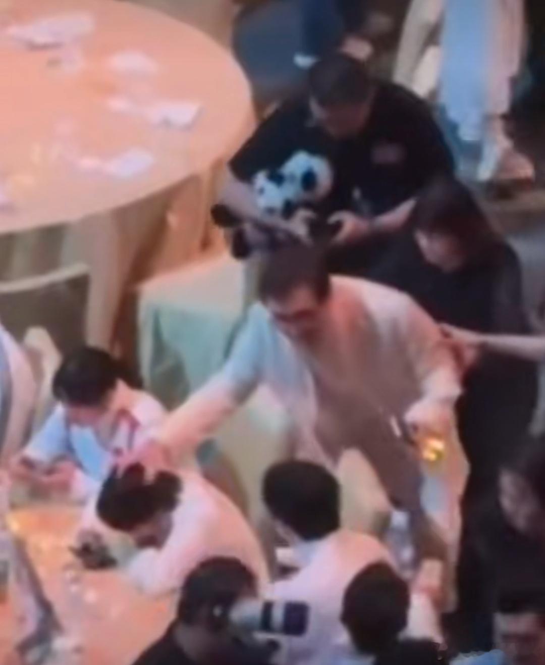 成龙离场特意摸了摸全红婵的头，感觉很温馨 ​​​