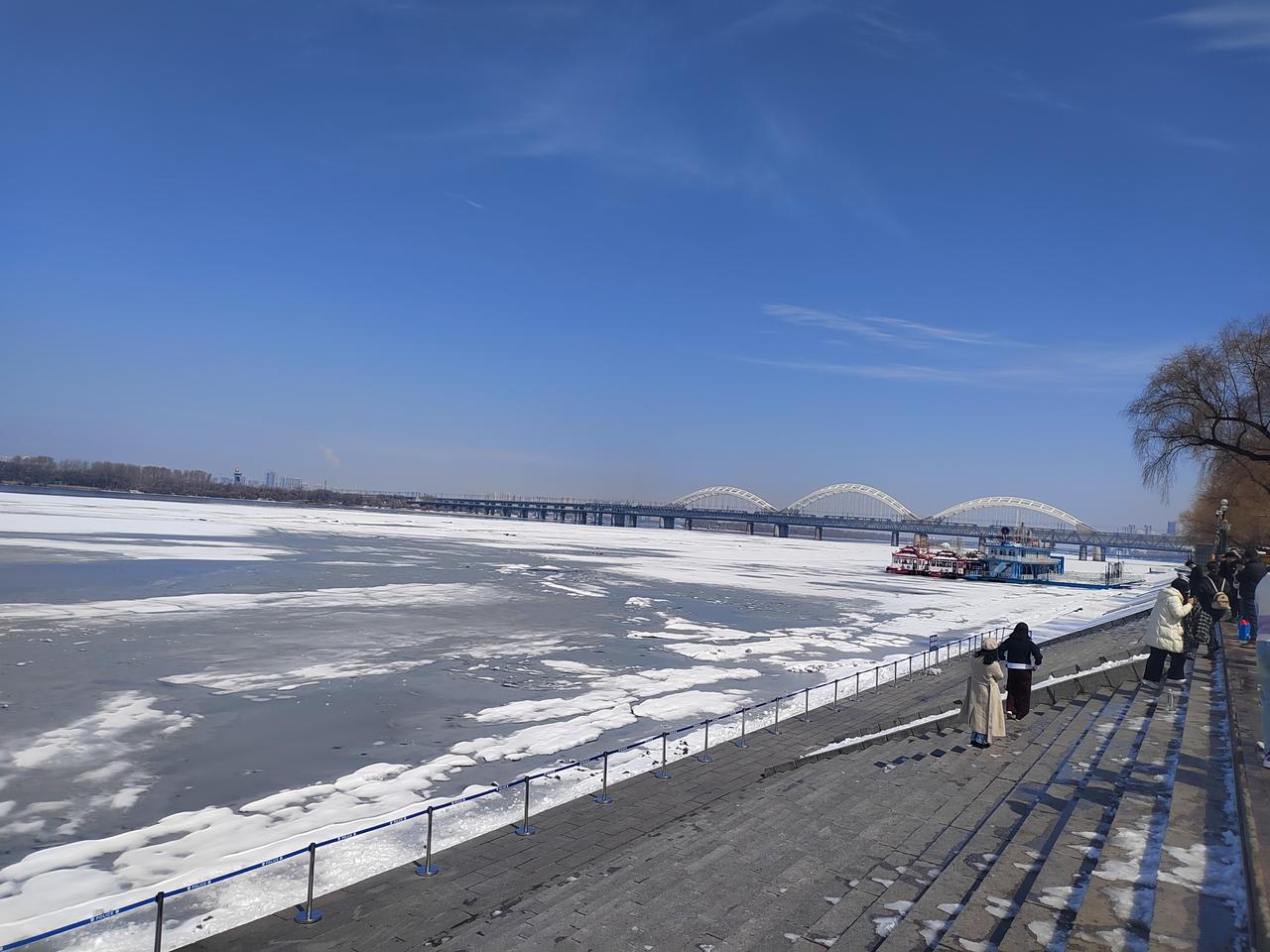 清明假期电影票房，哈尔滨突破230万元！这也是一个不小的数目了！ 
4月4号到6