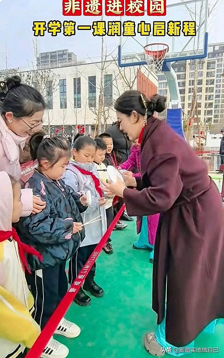 榆林这所小学火了！开学第一课直接把陕北非遗搬进校园🔥
 
家人们谁懂啊！榆林高