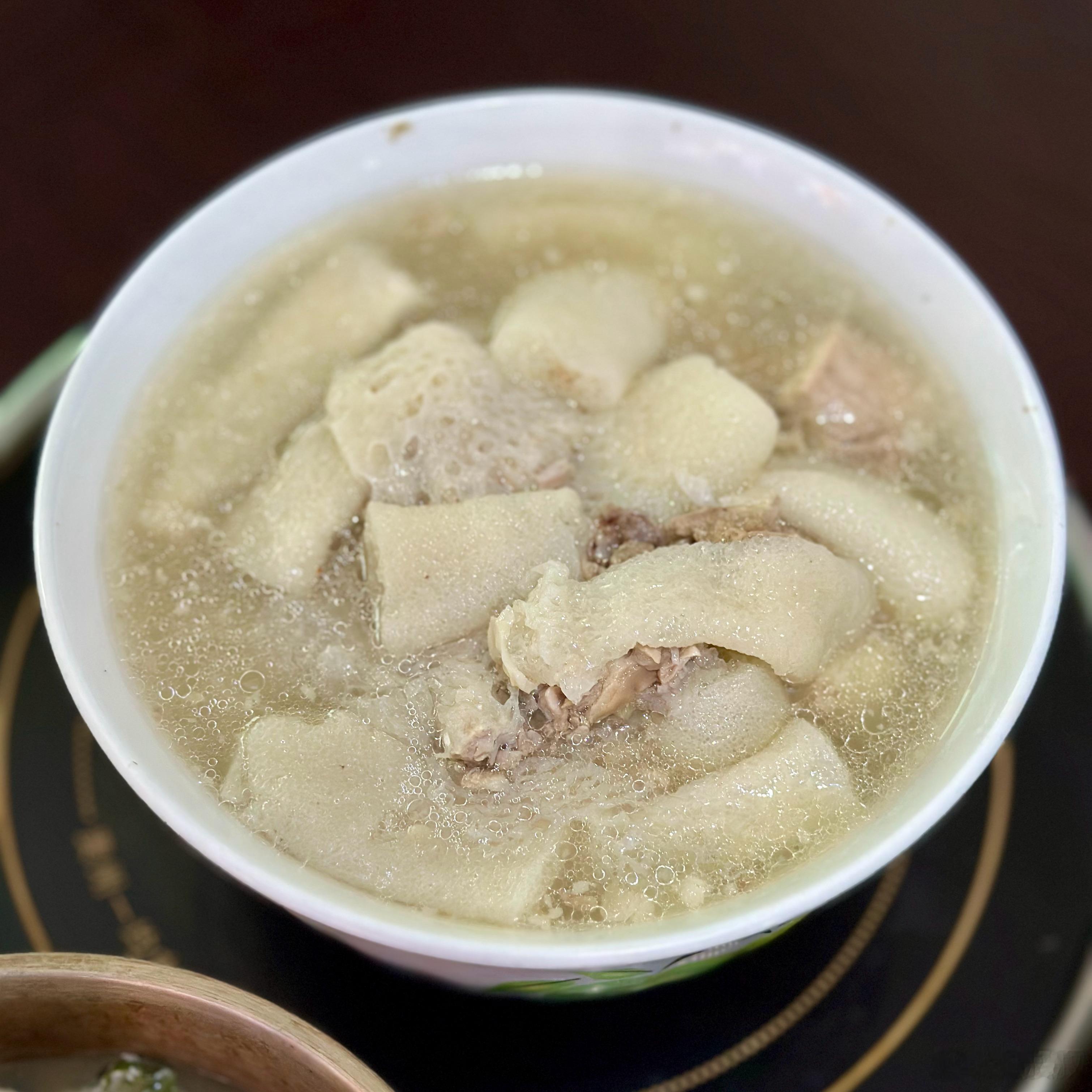 午餐。竹荪排骨汤，炒白菜，买的加了菜叶的豆腐。  ​​​