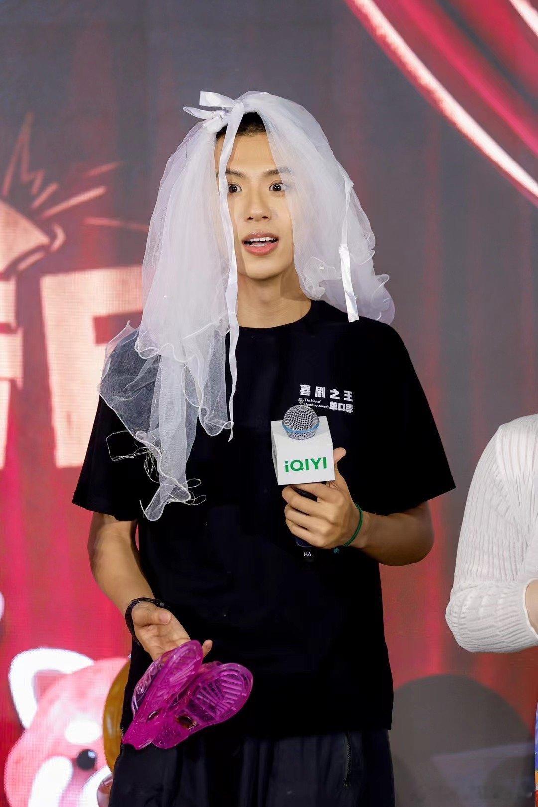 #朱丹 付航颜粉#看来我真的不是一个人！朱丹也发现付航的俊俏了，之前在手机上看他