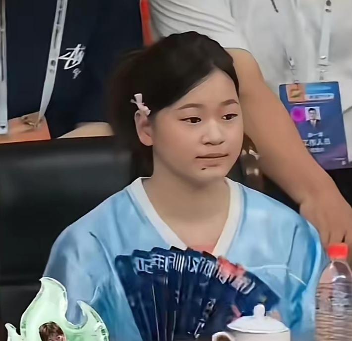 全红婵啊全红婵，
听我一句劝吧，
你以后参加活动不需要化妆，你不化妆比化妆更好看