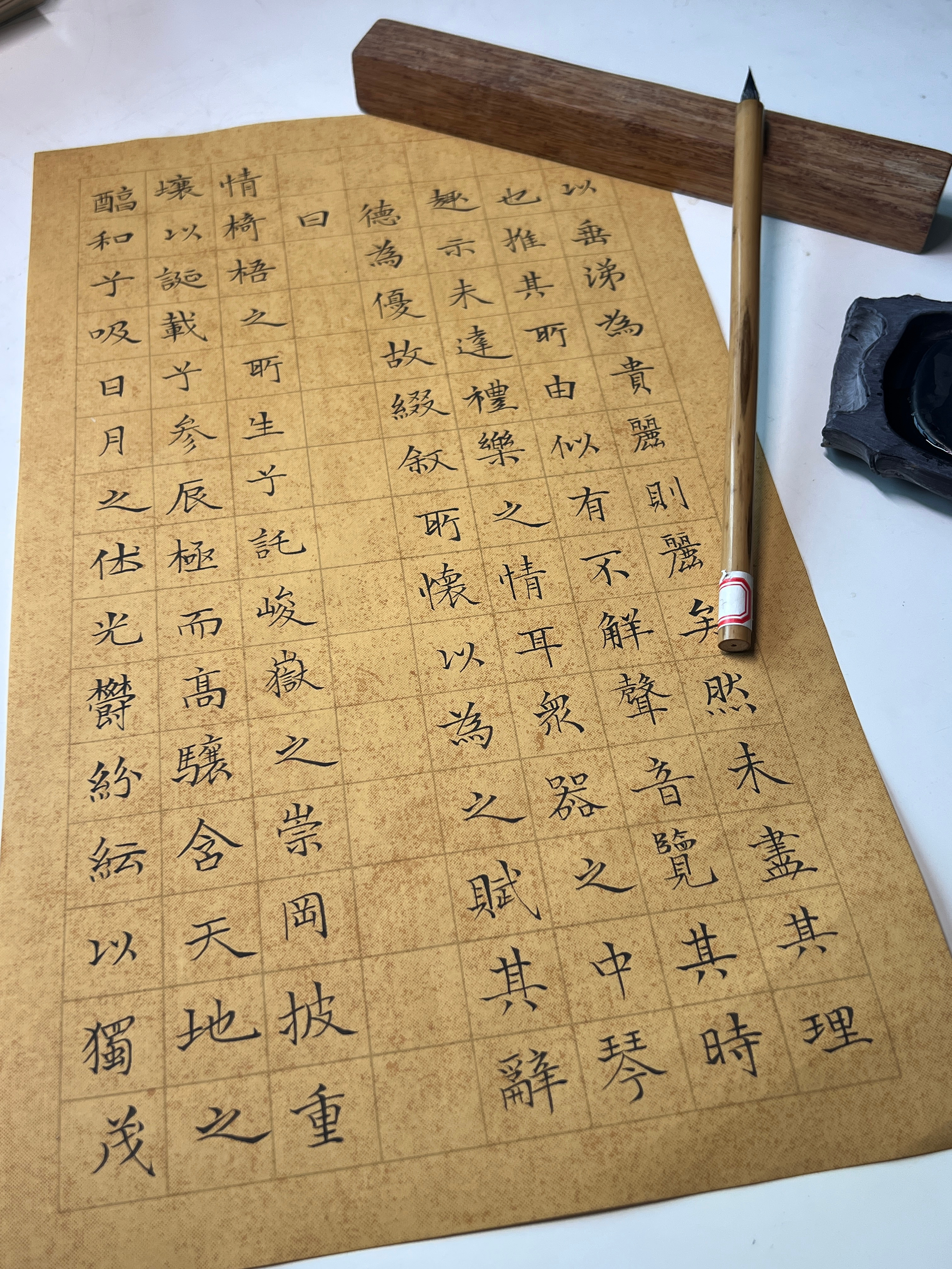 今天刚好有小姐姐问我写字的事没有专门学过，就是因为受好友影响所以也开始尝试写毛笔