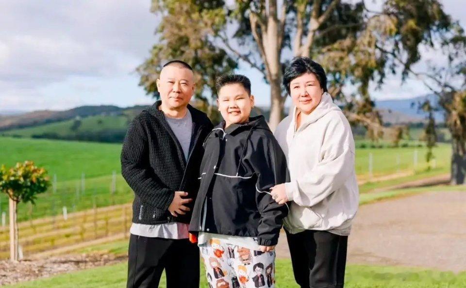 惯没惯坏不好说，这眼见着长.残.了[允悲]近日郭德纲携妻子王惠和儿子郭汾阳在澳洲