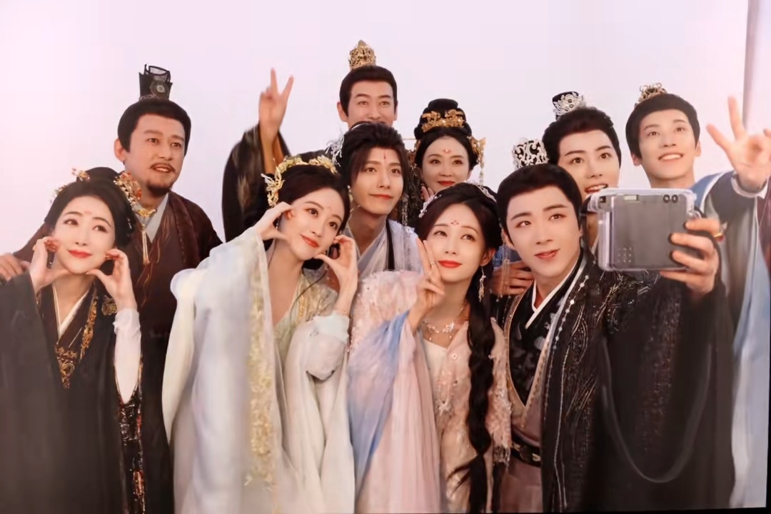 《书卷一梦》剧组看着就好有爱呀！只有一个问题，正片啥时候抬上来呢？[羞嗒嗒][羞