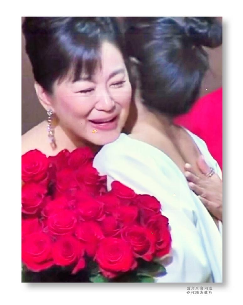 林青霞领取终身成就奖，女儿登台相拥令她泪洒现场

2018年台上掌声雷动，手捧火