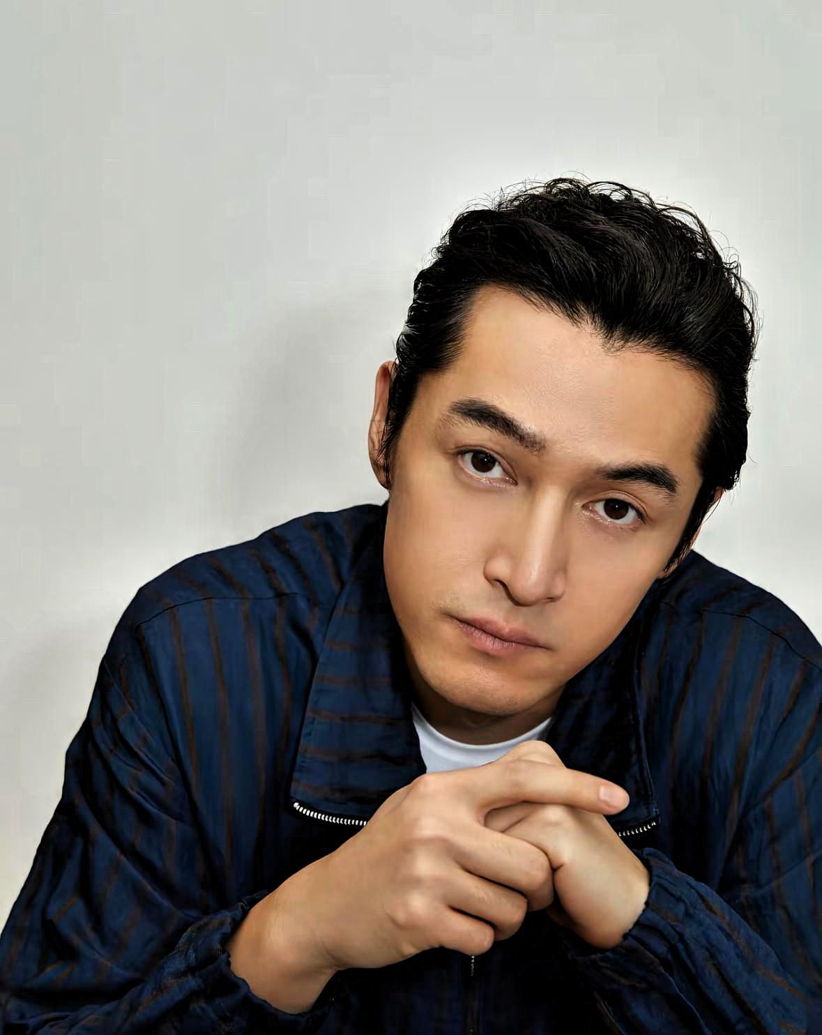 一觉醒来，
估计全国人民都知道了
43岁的胡歌，竟然
又官宣了一部新剧！
并且这