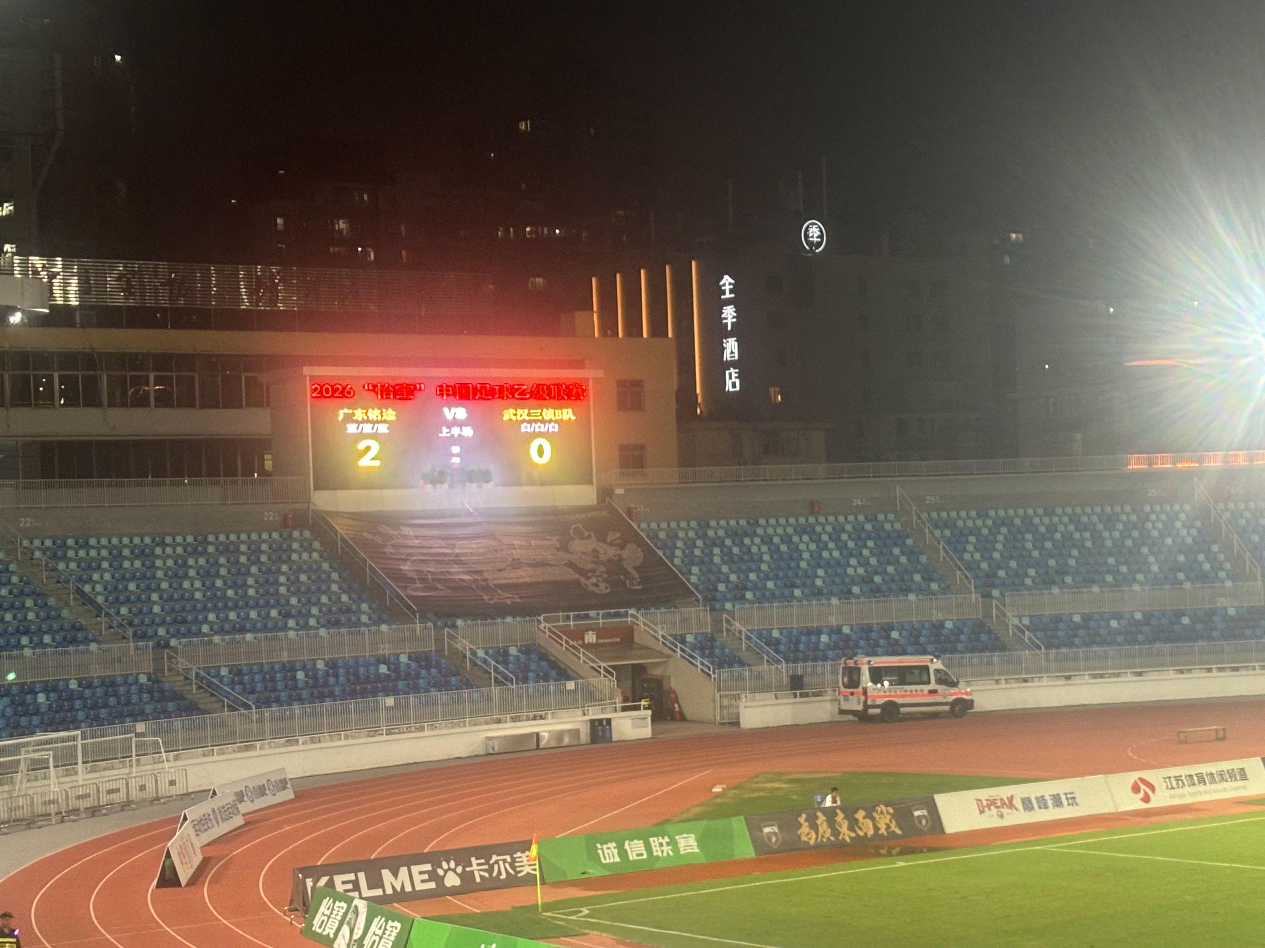 HT铭途2-0三镇B西海岸两位借将打开铭途右路进攻，球队进攻显得立体化，三镇B的